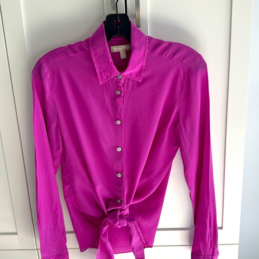 Banana Republic long sleeve silk blouse thst ties at the bottom.